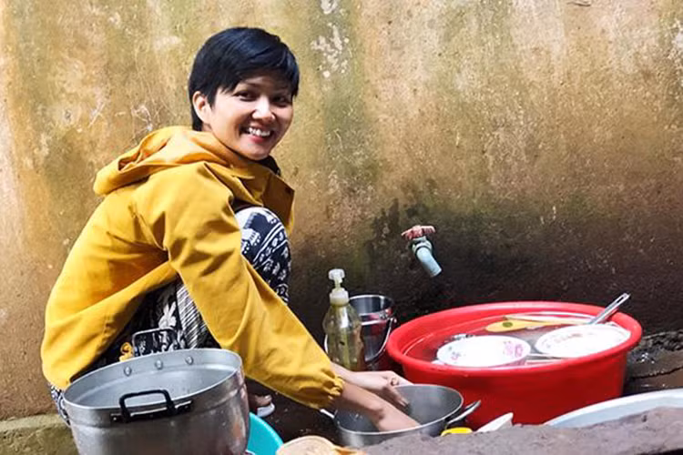 Hồi chưa nổi tiếng, H'hen Niê từng đi rửa bát thuê để có tiền ăn học. Ảnh: FBNV