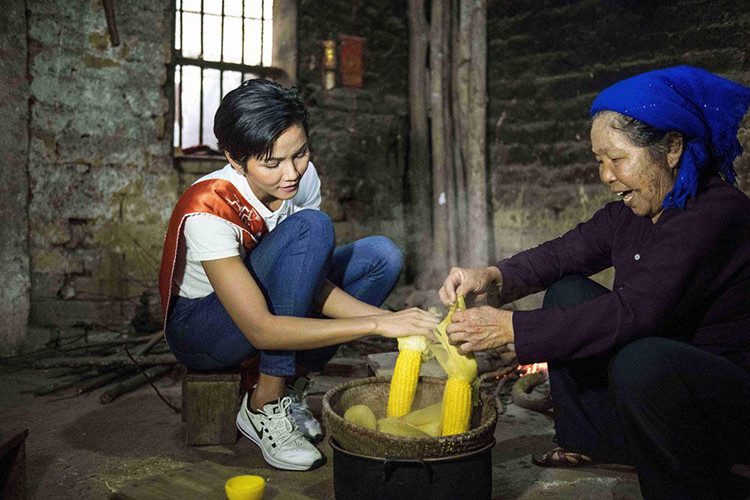 Khi đi từ thiện, H'hen Niê cũng không nề hà giúp người dân làm việc. Ảnh: Khám phá