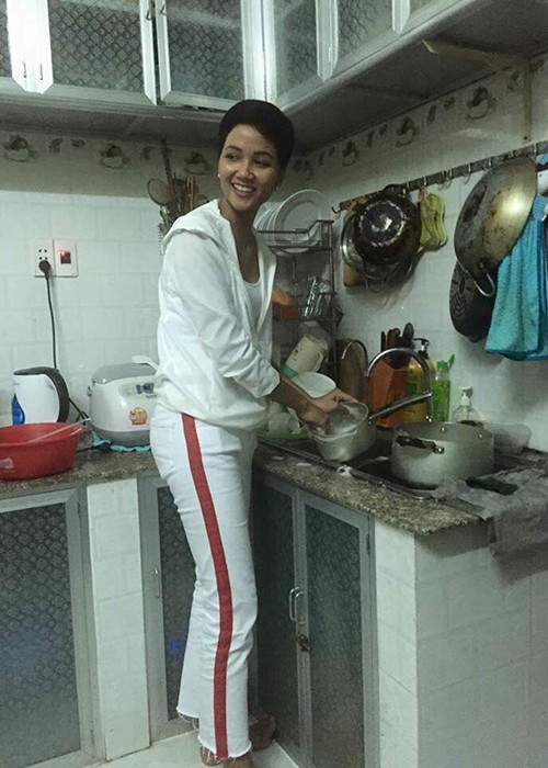 Khi đến chơi nhà người quản lý, H'hen Niê xắn tay rửa bát khiến người quản lý ấm lòng. Ảnh: FBNV