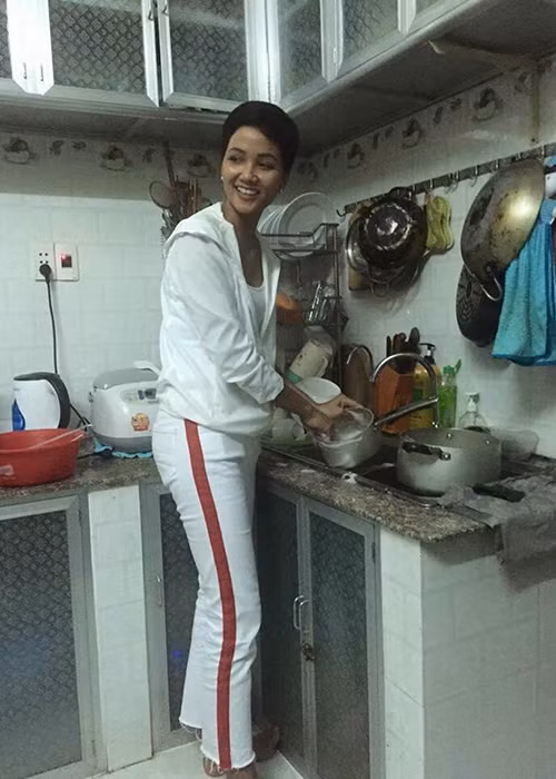 Khi đến chơi nhà người quản lý, H'hen Niê xắn tay rửa bát khiến người quản lý ấm lòng. Ảnh: FBNV