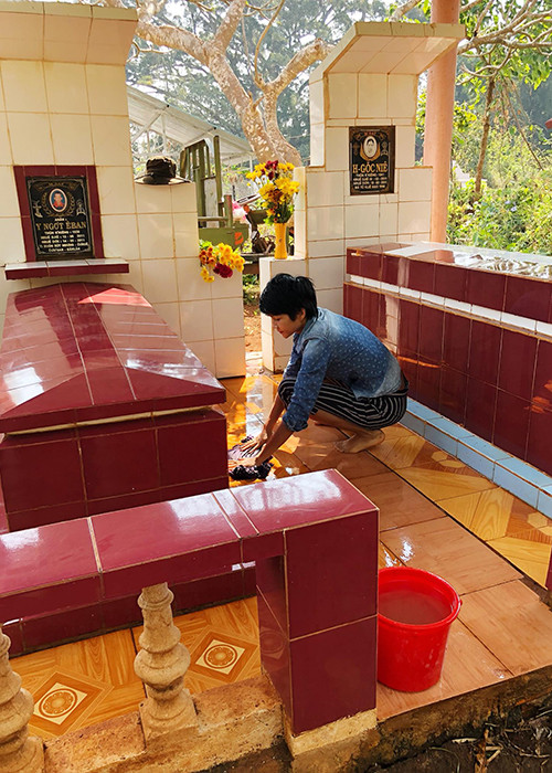 Hình ảnh H'hen Niê tự tay dọn dẹp phần mộ của tổ tiên từng gây sốt mạng xã hội. Ảnh: FBNV