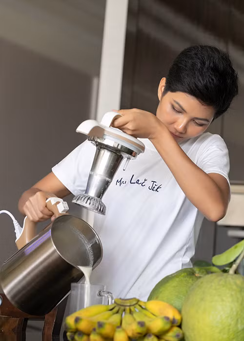 Hoa hậu H'hen Niê từng tiết lộ hồi nhỏ cô hay bị mẹ mắng vì mẹ nói đi mua nước mắm nhưng cô lại nhầm thành dầu ăn, do hai từ này phát âm khá giống nhau (theo tiếng Ê-đê). Ảnh: BTC