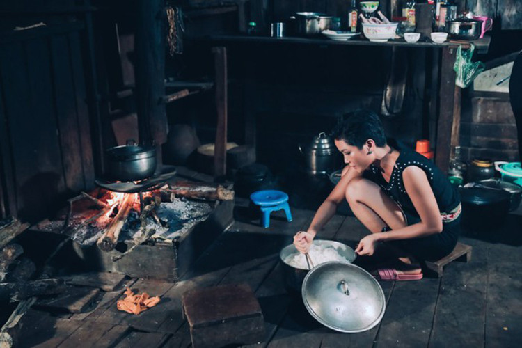 Hình ảnh H'hen Niê "lăn xả" vào bếp cùng với mẹ mỗi khi về quê. Ảnh: BTC