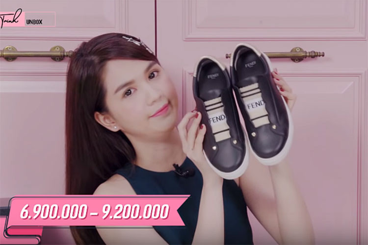 Đa phần dân mạng trầm trồ trước những món đồ hiệu của Ngọc Trinh. Tuy nhiên, một số ý kiến lại ném đá nữ hoàng nội y khoe khoang, chi tiêu phung phí. Ảnh: Thế giới trẻ