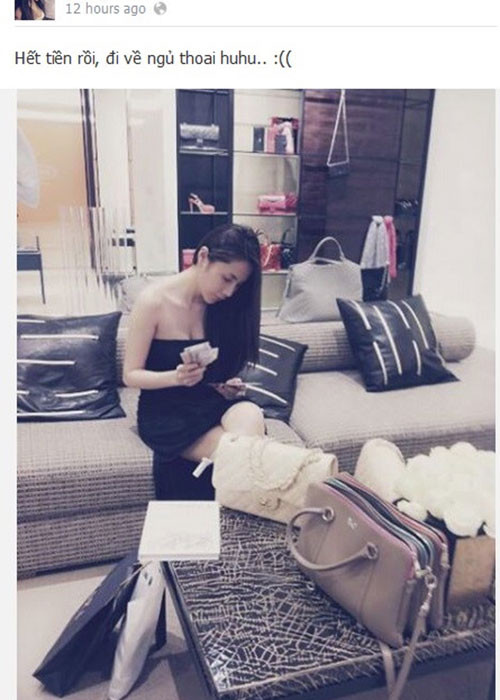 Thủy Tiên từng đăng ảnh đếm tiền bên cạnh những chiếc túi xách hàng hiệu. Điều đáng nói, cô lại chú thích: “Hết tiền rồi, đi về ngủ thôi”. Nhiều ý kiến cho rằng cô đang khoe mẽ.