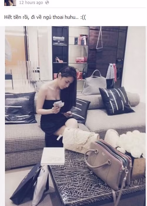 Thủy Tiên từng đăng ảnh đếm tiền bên cạnh những chiếc túi xách hàng hiệu. Điều đáng nói, cô lại chú thích: “Hết tiền rồi, đi về ngủ thôi”. Nhiều ý kiến cho rằng cô đang khoe mẽ.