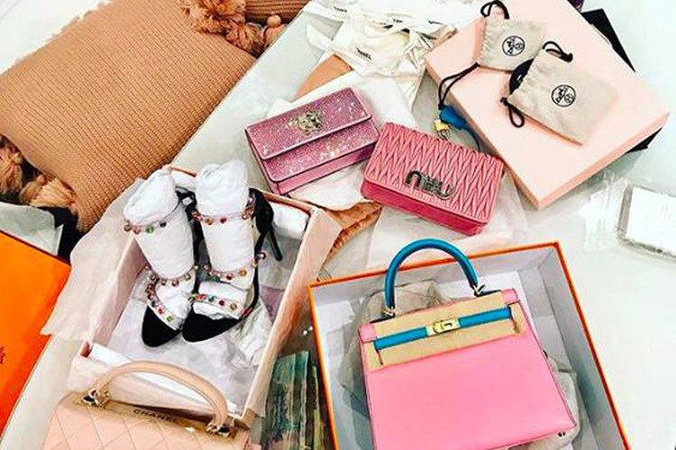 Đã không ít lần Ngọc Trinh khoe hàng hiệu. Trong một lần mua sắm, cô chi 1,4 tỷ đồng cho những món đồ xa xỉ.