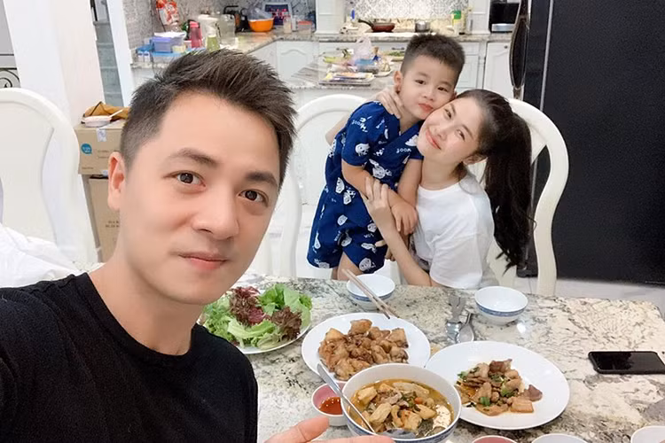 Ca sĩ Đăng Khôi vào bếp nấu ăn phục vụ bà xã Thủy Anh khiến fan ngưỡng mộ.