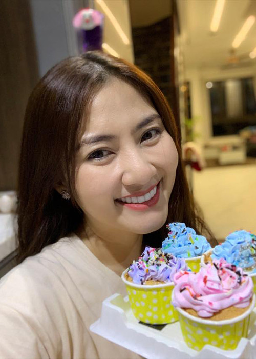 Khi chưa đến ngày 8/3, Ngọc Lan đã nhận được món quà từ chồng và con trai. Đó là những chiếc bánh kem Thanh Bình và con trai tự tay làm.