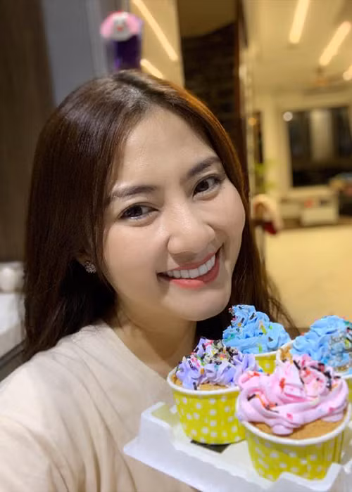 Khi chưa đến ngày 8/3, Ngọc Lan đã nhận được món quà từ chồng và con trai. Đó là những chiếc bánh kem Thanh Bình và con trai tự tay làm.