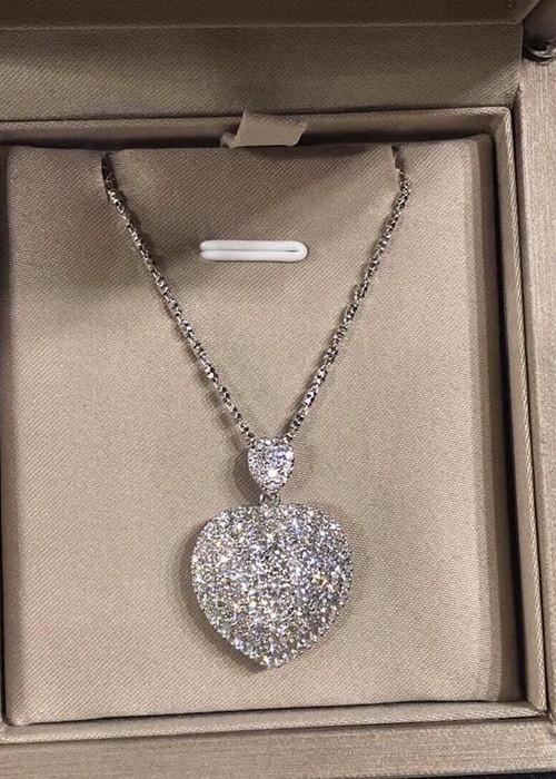 Ông xã của Lâm Khánh Chi mạnh tay chi tiền mua chiếc vòng cổ kim cương tặng vợ trong ngày 8/3.