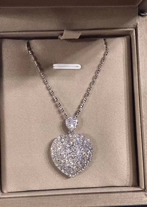 Ông xã của Lâm Khánh Chi mạnh tay chi tiền mua chiếc vòng cổ kim cương tặng vợ trong ngày 8/3.