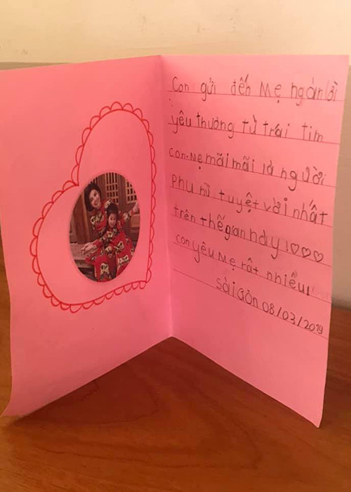 Mai Phương hạnh phúc chia sẻ thiệp chúc mừng Ngày Quốc tế Phụ nữ 8/3 đầy ý nghĩa từ con gái.