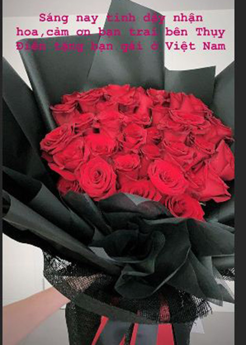 Hà Hồ cũng không quên khoe hình ảnh bó hoa Kim Lý tặng kèm lời cảm ơn đến bạn trai: "Sáng nay tỉnh dậy nhận hoa, cảm ơn bạn trai Thụy Điển tặng bạn gái ở Việt Nam".