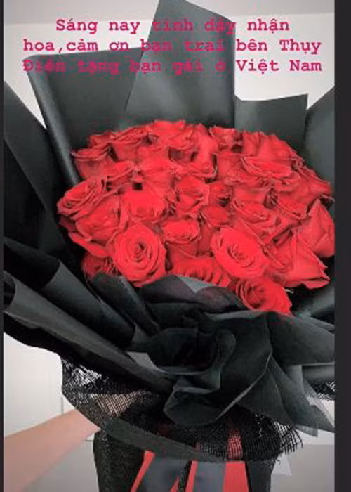 Hà Hồ cũng không quên khoe hình ảnh bó hoa Kim Lý tặng kèm lời cảm ơn đến bạn trai: "Sáng nay tỉnh dậy nhận hoa, cảm ơn bạn trai Thụy Điển tặng bạn gái ở Việt Nam".
