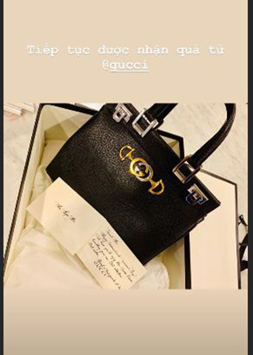 Nữ ca sĩ còn nhận được chiếc túi hàng hiệu từ một nhãn hàng thời trang.