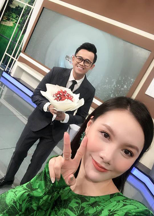 MC Minh Hà được MC Đức Bảo tặng bó hoa làm bằng quả dâu với lời chúc năm nay thành "phù dâu".