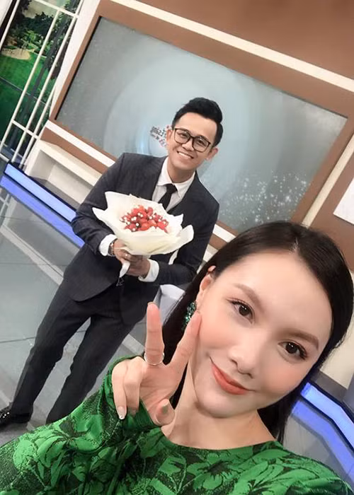 MC Minh Hà được MC Đức Bảo tặng bó hoa làm bằng quả dâu với lời chúc năm nay thành "phù dâu".