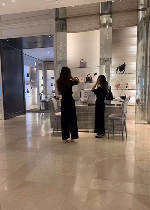 Nhân ngày 8/3, Cường Đô la đưa Đàm Thu Trang đến cửa hàng túi xách để cô thoải mái lựa chọn quà.