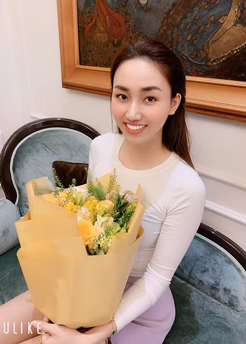 Á hậu Ngô Trà My tươi rói nhận bó hoa từ ông xã vào dịp lễ 8/3. Xem video "Hồ Ngọc Hà nói gì khi bị đồn hết thời, ế show". Nguồn Youtube/vtc