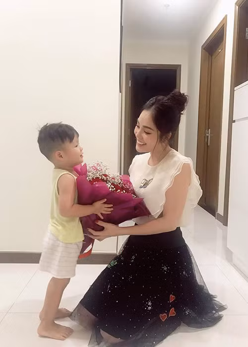 Vừa đi làm về, Dương Cẩm Lynh được con trai tặng hoa. “Mẹ hạnh phúc vô cùng khi nhìn thấy con lon ton chạy đến mẹ”, nữ diễn viên chia sẻ.