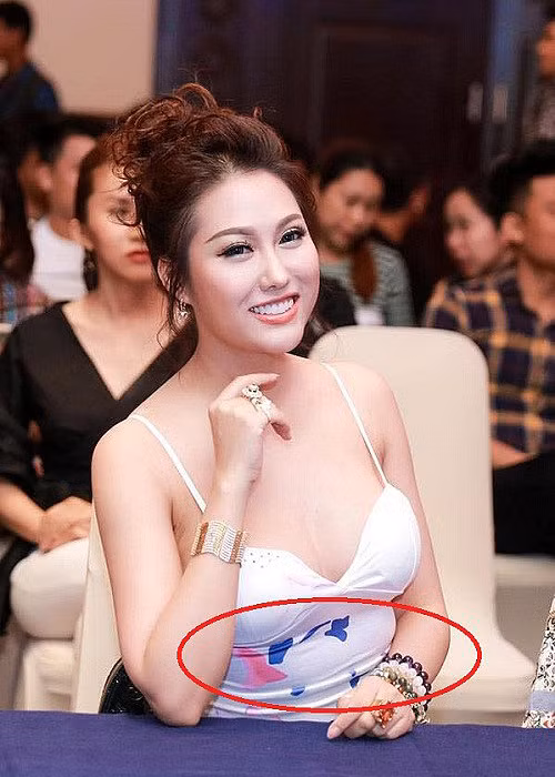 Không ít lần nữ diễn viên để lộ vòng eo ngấn mỡ. Ảnh: Dân Việt