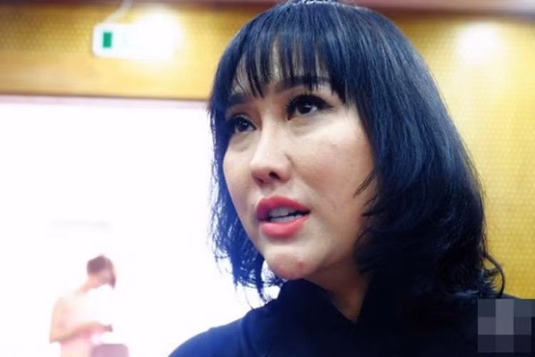 Chiếc mũi gồ ghề, cằm nhọn hoắt của Phi Thanh Vân cũng từng là chủ đề bán tán của dư luận vào năm 2018. Ảnh: Khám phá