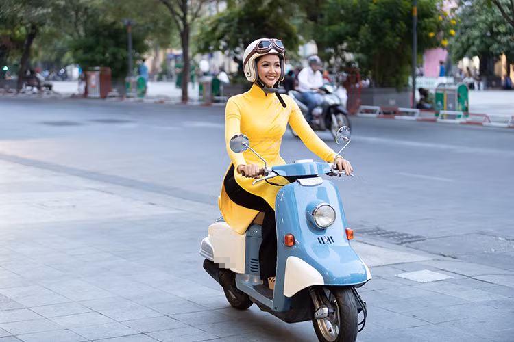 Mới đây, đến chương trình Lễ hội Áo dài TPHCM với vai trò đại sứ, H’hen Niê quyết định mặc áo dài và tự chạy xe máy.