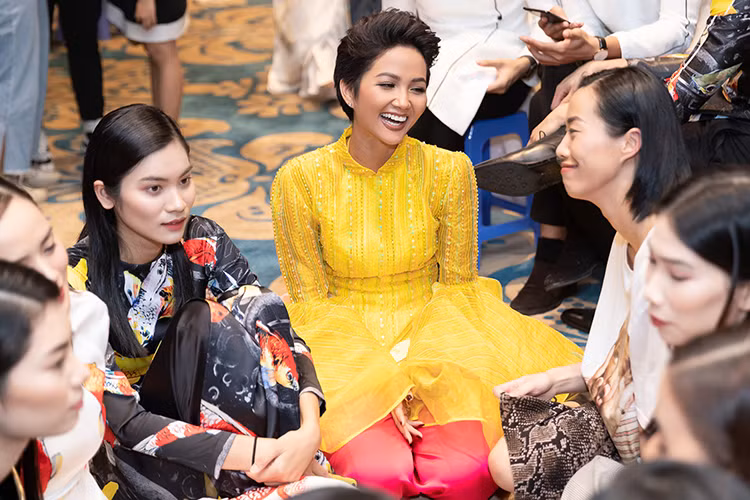 Hình ảnh H'hen Niê tươi rói ở hậu trường.