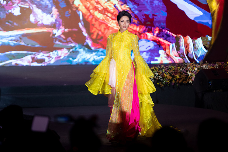 Nàng Hoa hậu Hoàn vũ Việt Nam 2017 tự tin trên sàn diễn.