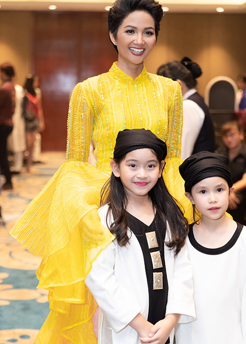 Người đẹp thân thiện với các em nhỏ tham gia chương trình.