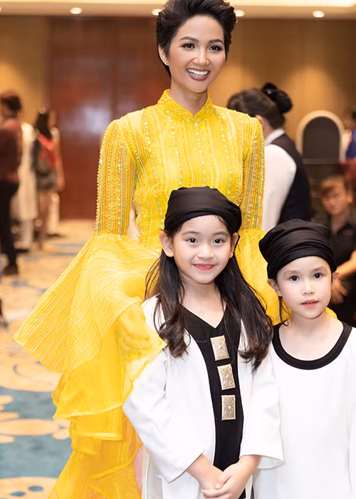 Người đẹp thân thiện với các em nhỏ tham gia chương trình.