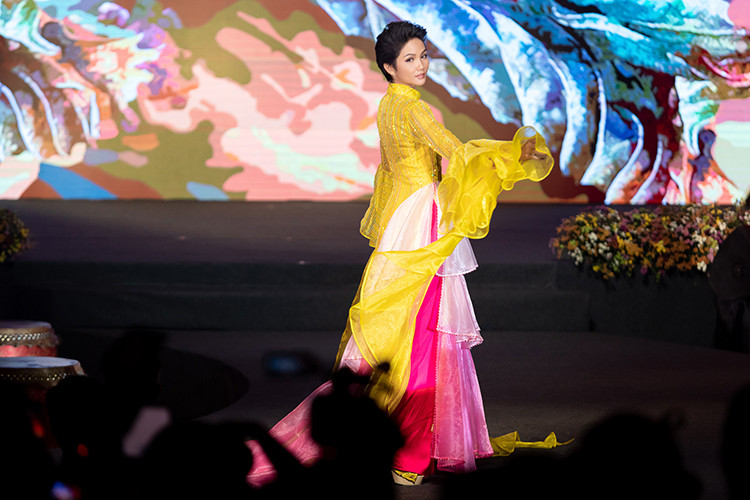 Trước nghi vấn đá xéo H'hen Niê, H'ăng Niê vừa lên tiếng phủ nhận. Trên Zing, H'ăng Niê cho biết fanpage của cô đã bị chiếm quyền admin nên các bài về H'hen Niê không phải do cô hay admin cũ đăng tải.