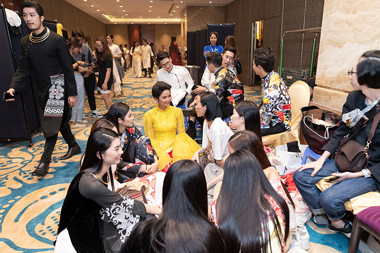 Trước khi lên trình diễn, H'hen Niê trò chuyện vui vẻ với các đồng nghiệp.