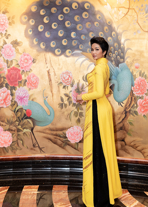 Người đẹp dân tộc Ê-đê dịu dàng khi diện áo dài mặc dù sở hữu mái tóc tém.