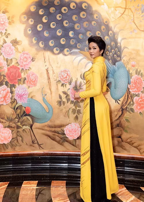 Người đẹp dân tộc Ê-đê dịu dàng khi diện áo dài mặc dù sở hữu mái tóc tém.