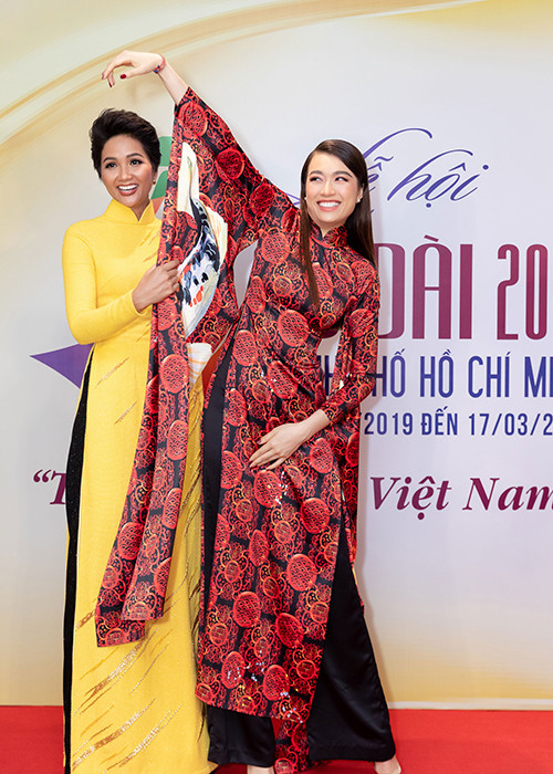 Tại sự kiện mới đây, H'hen Niê hội ngộ Á hậu Lệ Hằng.