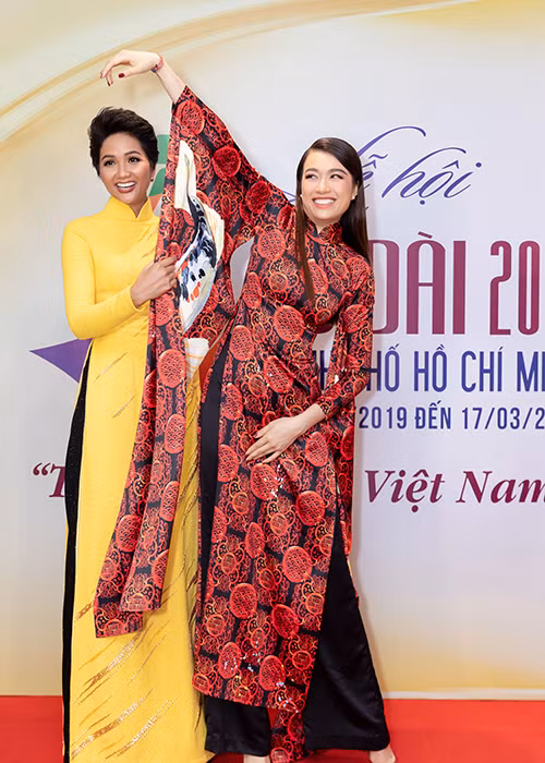 Tại sự kiện mới đây, H'hen Niê hội ngộ Á hậu Lệ Hằng.