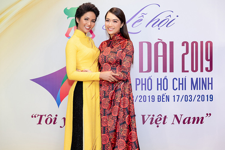 H'hen Niê khá thân thiết với Lệ Hằng khi cùng bước ra từ cuộc thi Hoa hậu Hoàn vũ Việt Nam.