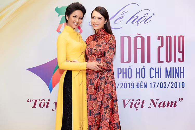 H'hen Niê khá thân thiết với Lệ Hằng khi cùng bước ra từ cuộc thi Hoa hậu Hoàn vũ Việt Nam.