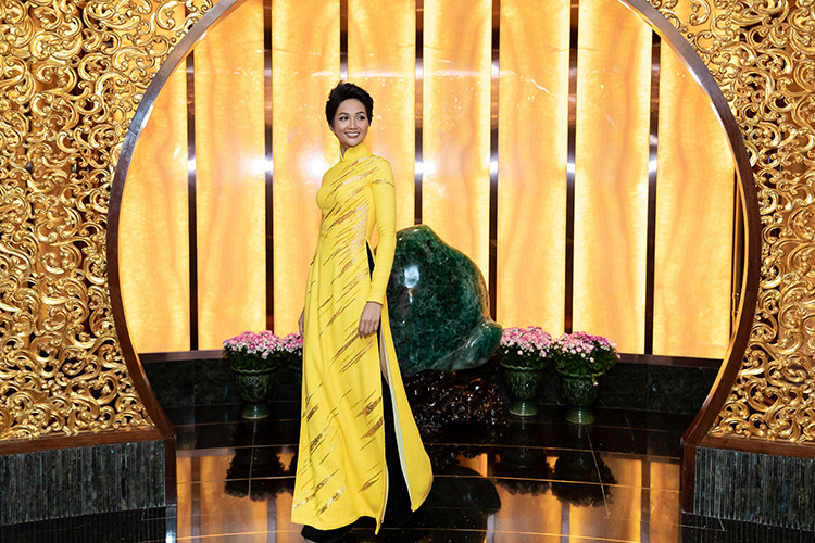 Gần đây, H'ăng Niê bất ngờ nói bóng gió H'hen Niê giả tạo. Về phía H'hen Niê, cô không lên tiếng.