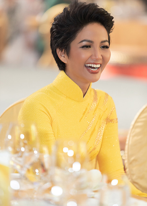 H'hen Niê dường như không bận tâm đến nghi vấn bị H'ăng Niê đá xéo khi xuất hiện đầy rạng rỡ tại sự kiện.