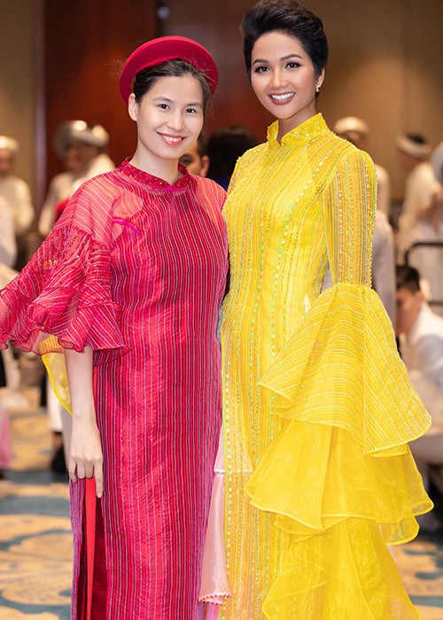 Tại sự kiện, H'hen Niê gặp gỡ NTK Thủy Nguyễn.