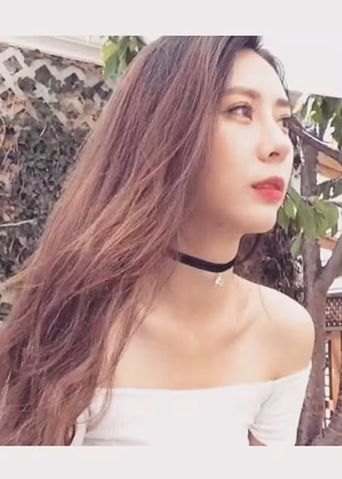 Yoon Ji Oh từng suy sụp, phải sang Canada để điều trị tâm lý. Hiện tại, cô trở về Hàn Quốc để tìm công lý cho Jang Ja Yeon. Ảnh: FBNV