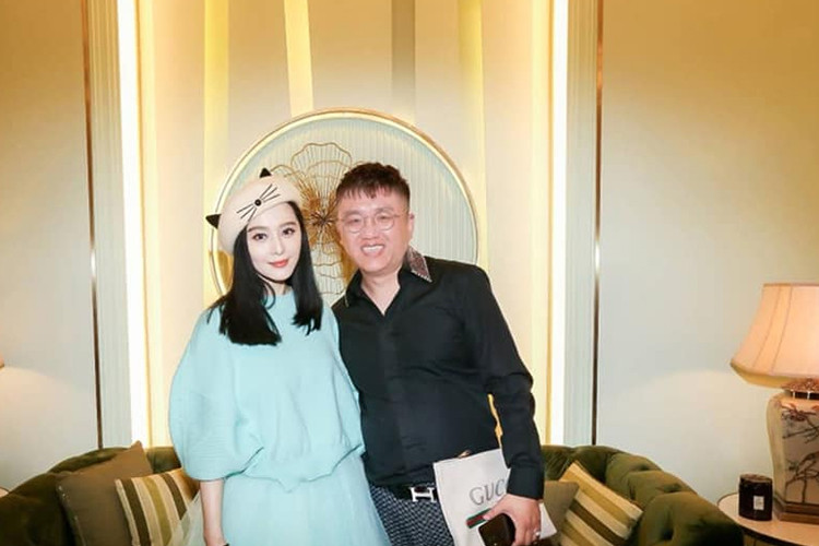 Phạm Băng Băng giữ vẻ tươi tắn, đón các khách mời. Dường như, cô đã lấy lại tinh thần sau scandal trốn thuế. Ảnh: QQ