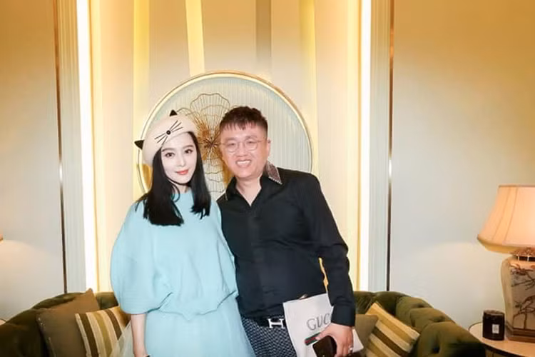 Phạm Băng Băng giữ vẻ tươi tắn, đón các khách mời. Dường như, cô đã lấy lại tinh thần sau scandal trốn thuế. Ảnh: QQ