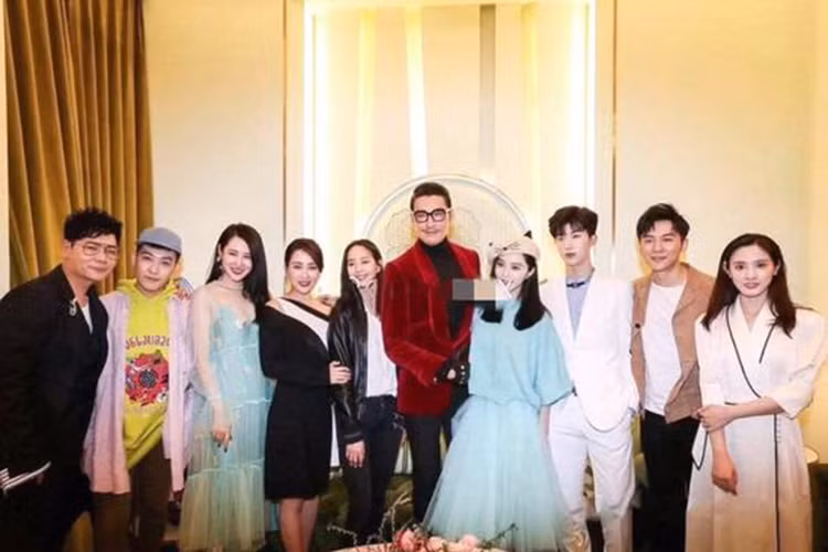  Phạm Băng Băng vừa khai trương thẩm mỹ viện của mình. Vì bê bối trốn thuế, nữ diễn viên lặng lẽ xuất hiện. Ảnh: Appledaily