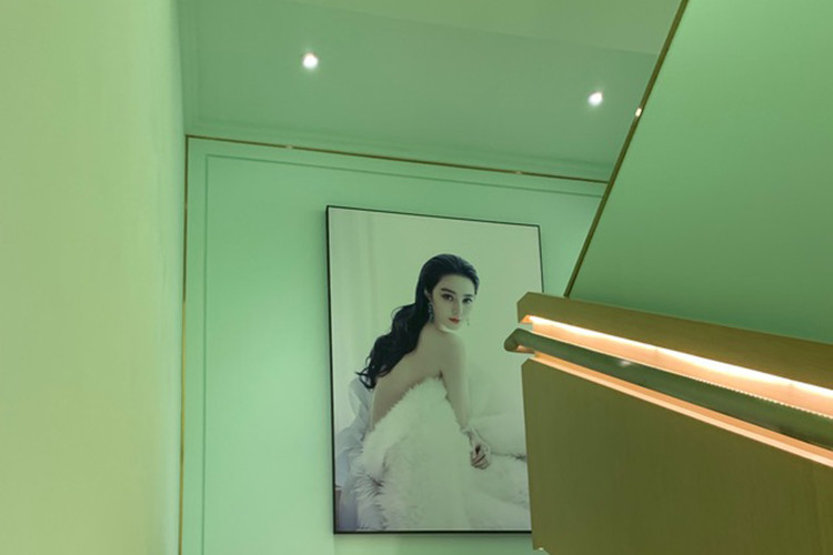 Bên trong thẩm mỹ viện của Phạm Băng Băng treo những bức ảnh của mỹ nhân họ Phạm. Ảnh: Appledaily