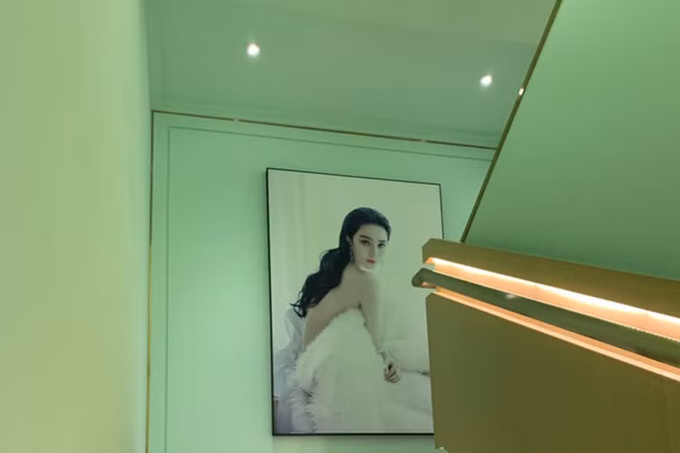 Bên trong thẩm mỹ viện của Phạm Băng Băng treo những bức ảnh của mỹ nhân họ Phạm. Ảnh: Appledaily