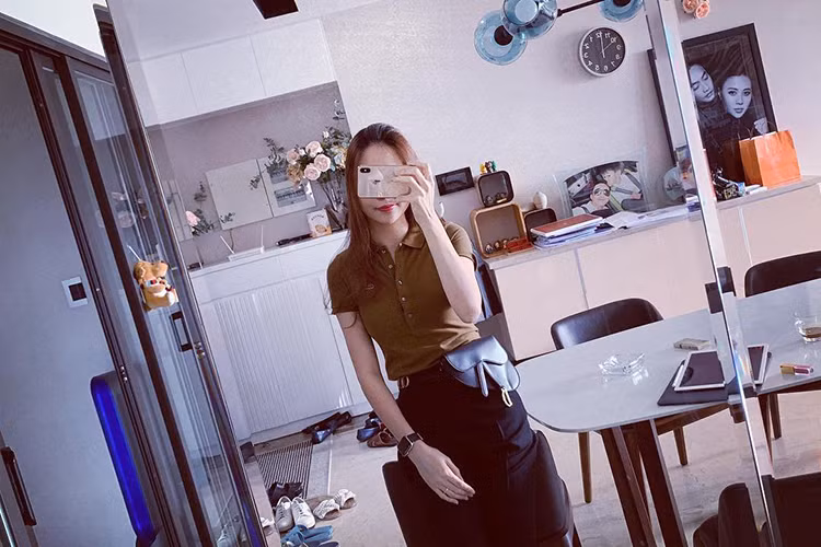 Đàm Thu Trang gần đây hé lộ không gian sống cùng Cường Đô la. Qua một bức ảnh của Đàm Thu Trang, cư dân mạng phát hiện căn nhà của cặp đôi treo ảnh của hai người và ảnh của Cường Đô la bên con trai.